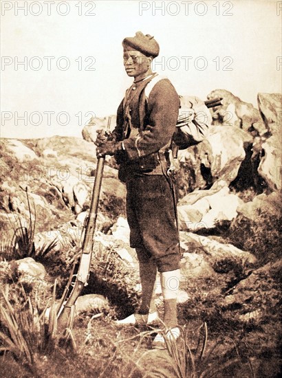 Maroc. Tirailleur sénégalais en tenue de campagne d'hiver.