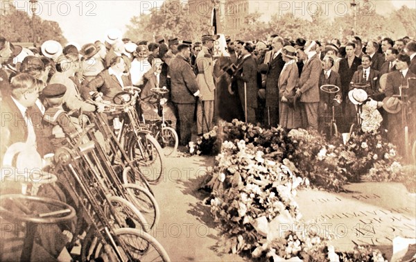 Paris. Sous l'Arc de Triomphe, le général Gouraud, gouverneur militaire de Paris, remet un drapeau à la Fédération nationale des grands invalides de guerre.