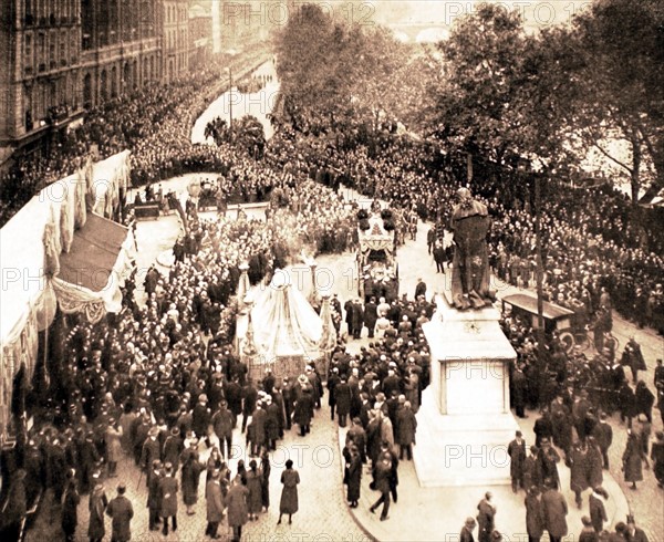 A Paris, devant l'institut, funérailles d'Anatole France (1924)