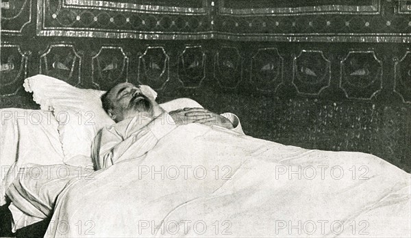 Emile Zola on his death bed (1902)