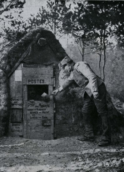 Première Guerre Mondiale. Un bureau de poste sur le front