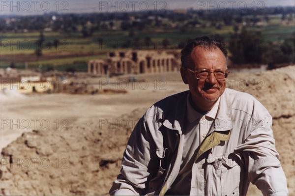 Christian Jacq sur le site du village de Deir el Medineh