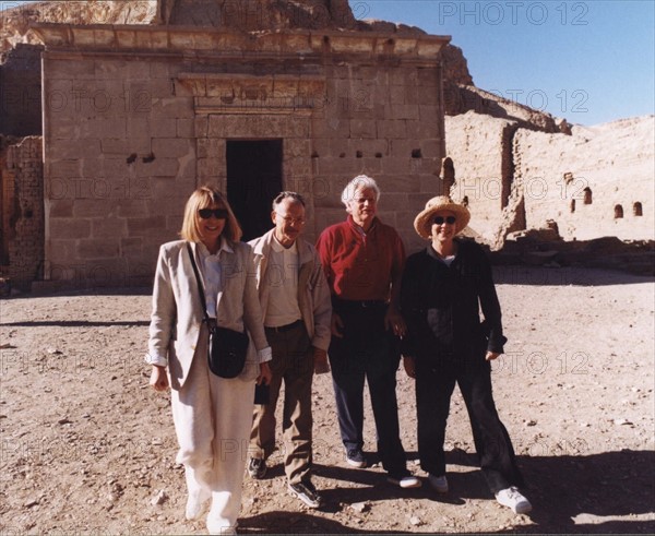 Christian Jacq, Bernard Fixot, Sylvie Vartan et Mireille Darc sur le site de Deir el Medineh