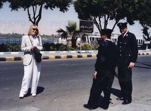 Mireille Darc sur le quai de Louxor