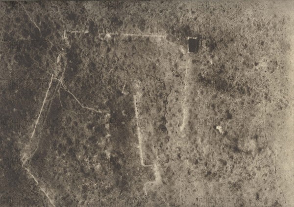 Vue aérienne du fort de Douaumont après la bataille du 22 au 24 mai 1916