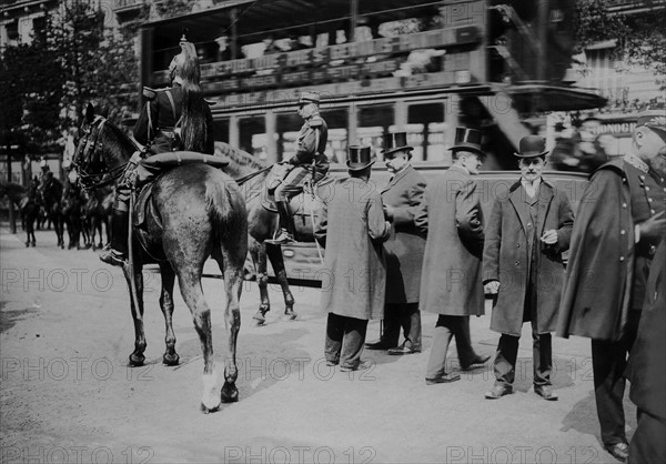 Passerby and French officers in 1905