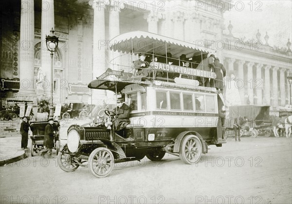 Premiers autobus motorisés