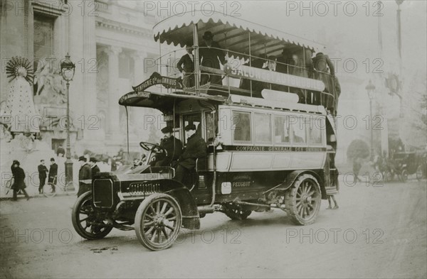 Premiers autobus motorisés