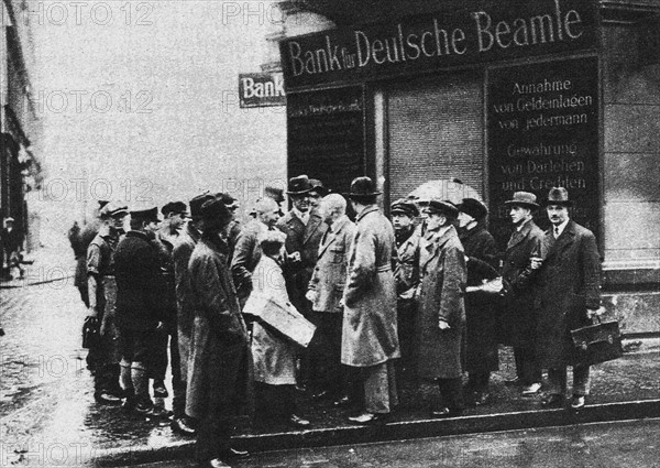 1929 / Economic crisis / Gathering in front of the bank for employees.