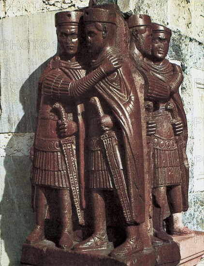Sculpture sur porphyre représentant les empereurs Dioclétien, Maximien, Galère, Constantin Ier et Chlore.