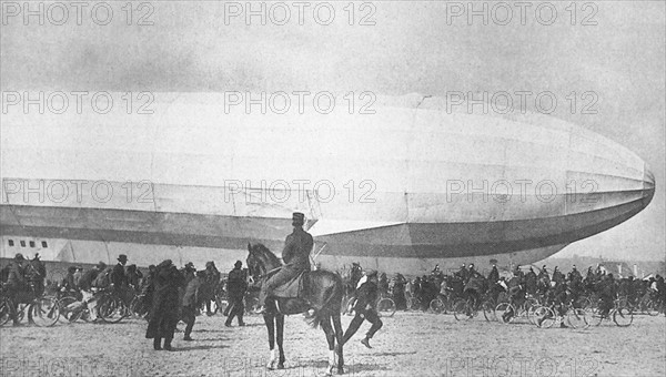 Emergency landing of a military zeppelin in Lunéville, France