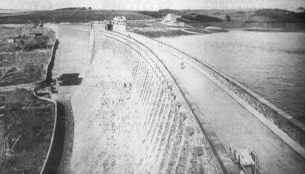 Construction du barrage de la vallée de la Möhne, dans la région du Sauerland, en Allemagne