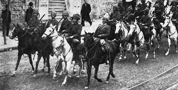 Unité de cavalerie ottomane dans les rues d'Istanbul