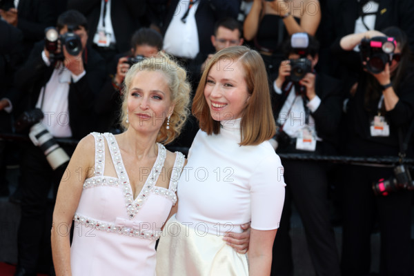Gillian Anderson, Hannah Einbinder