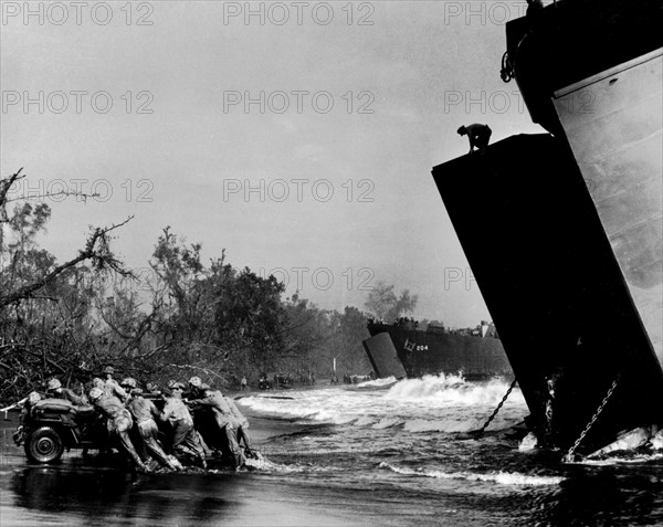 Unloading matériel by an LST, on a beach of the Pacific,1944