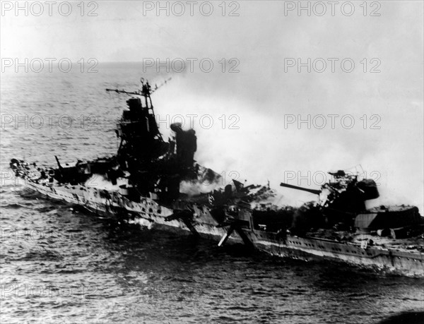 Croiseur lourd japonais Mogami endommagé,  Midway, 6 juin 1942