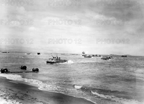 Véhicules chenillés amphibies LVT se dirigeant sur Guadalcanal