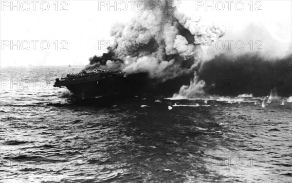 Le porte-avions américain Lexington explose en mer de Corail (1942).