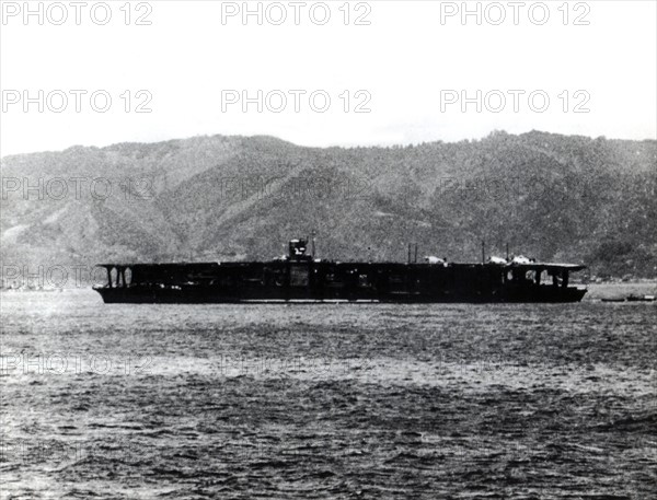 Porte-avions japonais Akagi, dans la baie de Sukumo (Japon), 1939.