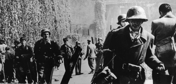 Résistants polonais pendant la révolte du ghetto de Varsovie (1944).