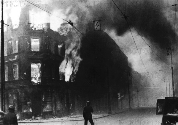 Varsovie en flammes, pendant la révolte du ghetto, 1943
