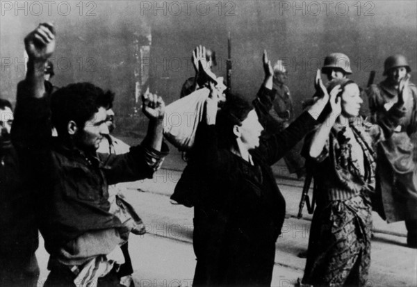 Arrestation de résistants juifs lors de l'insurrection du ghetto de Varsovie. Pologne, 1943