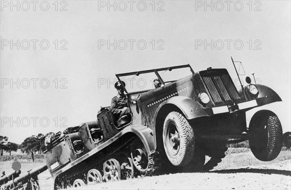 Tracteur d'artillerie semi-chenillé allemand en essais, vers 1937-1938.