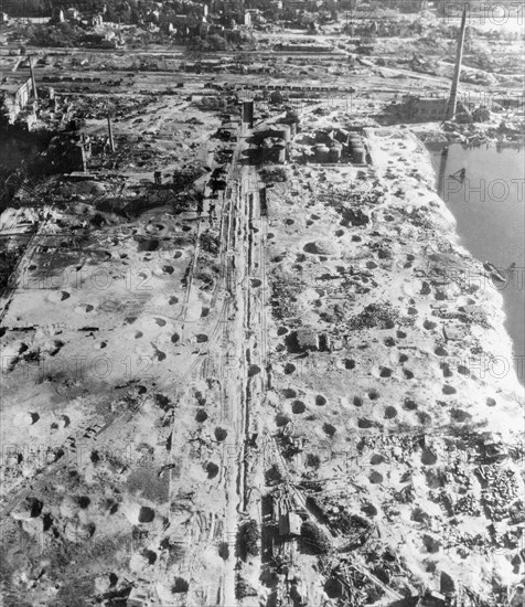 Raffinerie de Harburg (Rhénanie, Allemagne) en ruines, 1945.