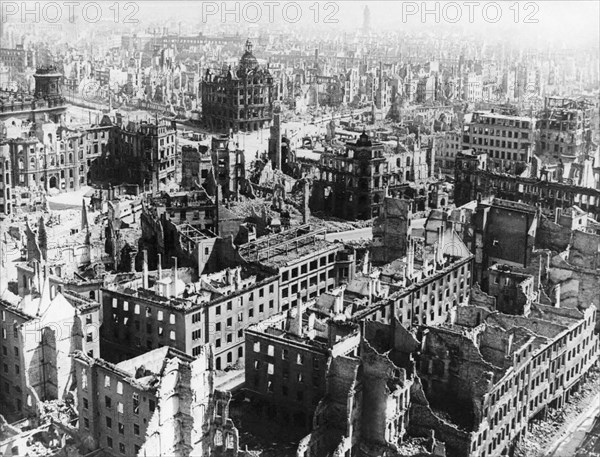 Ruines de Dresde (Saxe, Allemagne), en 1945.