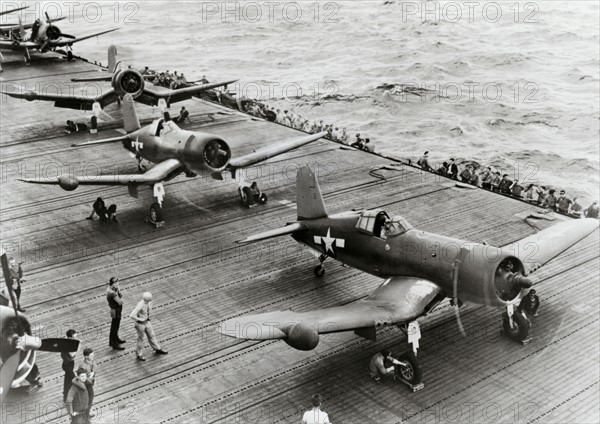 Chasseurs Vought F4U Corsair sur le porte-avions Intrepid,1944-45.