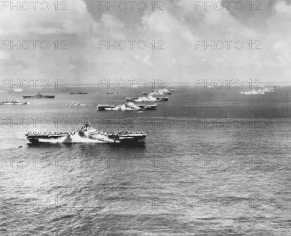 Navires de guerre américains dans l'atoll d'Ulithi (Pacifique), 1944.