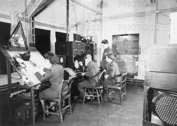 Intérieur d'une station radar de la "Chain Home" britannique,1939-40)