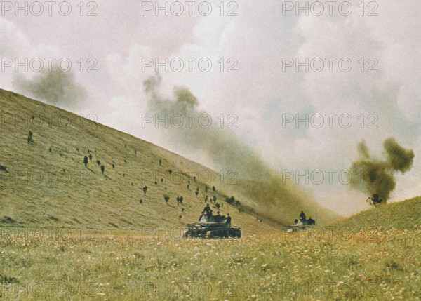 Chars et infanterie allemande en action, est de la France, mai-juin 1940.