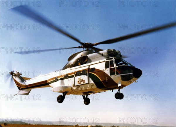 Hélicoptère de transport français Aérospatiale SA Super-Puma.