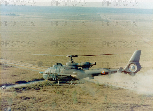 Hélicoptère français Aérospatiale SA-342 Gazelle tirant un missile.