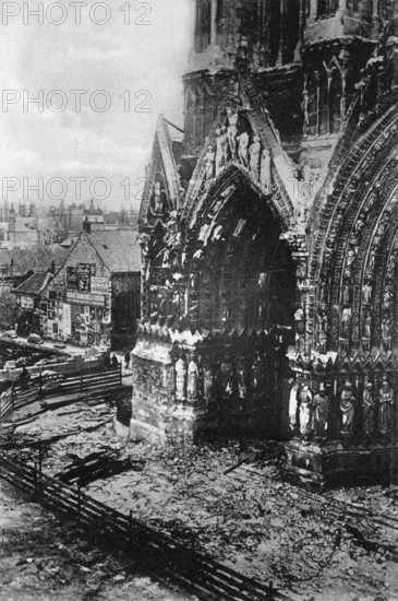 La cathédrale de Reims en 1915, après le bombardement