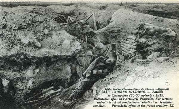 Soldat allemand gisant dans une tranchée, 1915