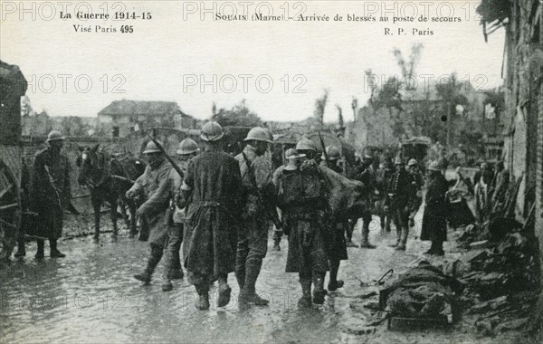 Poilus blessés arrivant au poste de secours