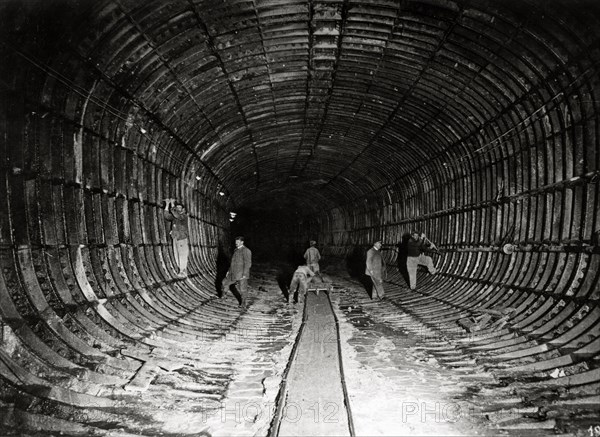 Construction of the Paris metro, 1900