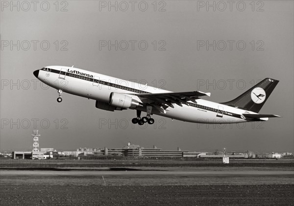 Airbus A300-600 at take-off, 1987