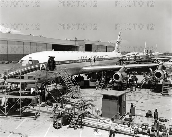 Construction of the Douglas DC-8 in 1958