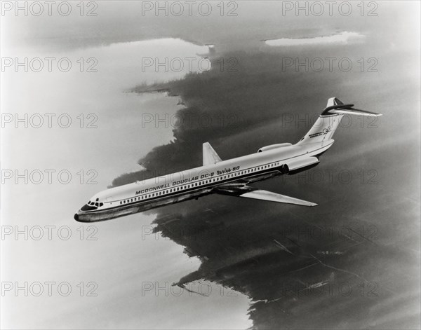 L'avion de ligne Douglas DC-9 en vol
