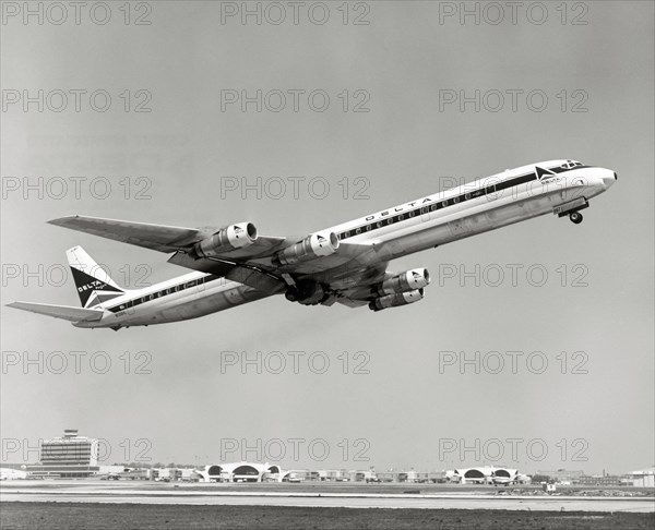 Avion à réaction DC-8 au décollage