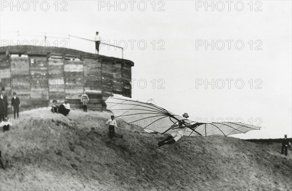 Otto Lilienthal lors d'un vol d'essai en 1893