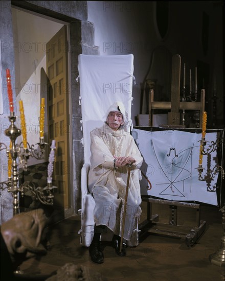 Dali devant sa toile "La queue d'Aronde et la Porte trompe-l'oeil"