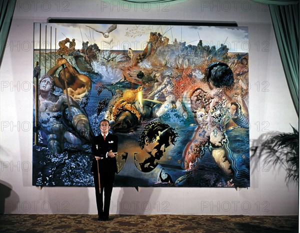 Salvador Dali devant son oeuvre "La pêche aux thons"
