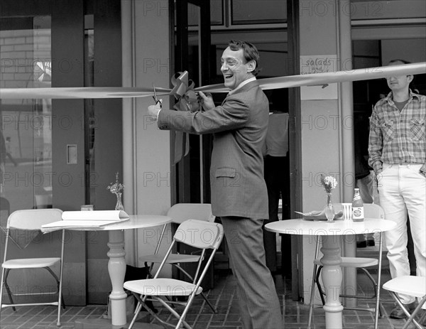 Harvey Milk inaugurant le Plaza Cafe à San Francisco, mars 1978