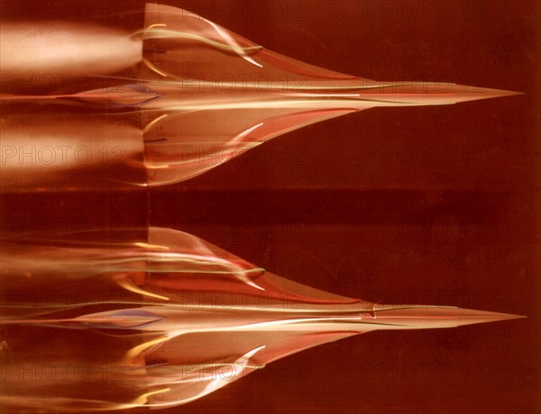 Visualization, in the hydrodynamics tunnel of the O.N.E.R.A., of low-speed airflow around the model of a low-incidence supersonic transport. Above: without simulation of the jet engines. Below: with simulation of the jet engines