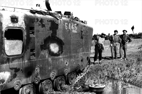 Soldats du Sud-Vietnam après les raids contre la population dans la zone démilitarisée, au sud de la rivière Ben Hai (mai 1967)