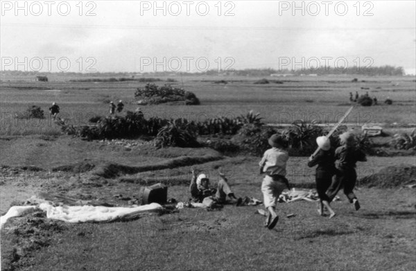 Guerre du Vietnam, capture, au moment de son arrivée au sol d'un parachutiste/pilote américain.